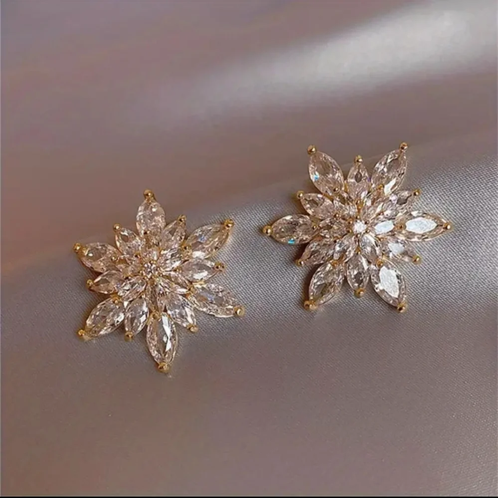 Rhinestone Starburst Stud Earrings Gold Post Back NIP - Picture 1 of 5